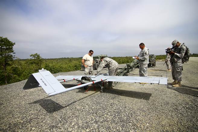 RQ-7服役30年，多項性能已不符合美國陸軍需求。圖為美陸軍RQ-7準備起飛。（圖/DVIDS）