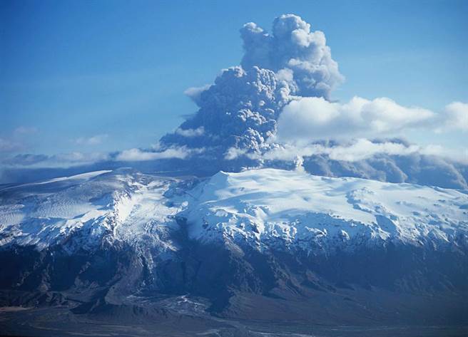  2010年，冰島的艾雅法拉冰蓋(Eyjafjallajökull)發生火山爆發。(圖/USGS) 