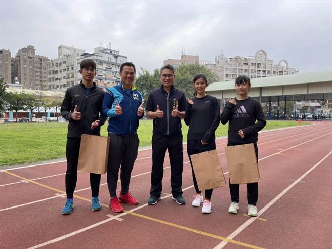 台中田徑好手許樂備戰110全國運，運動局長李昱叡特前往加油慰勉。（台中市政府提供／陳世宗台中傳真）