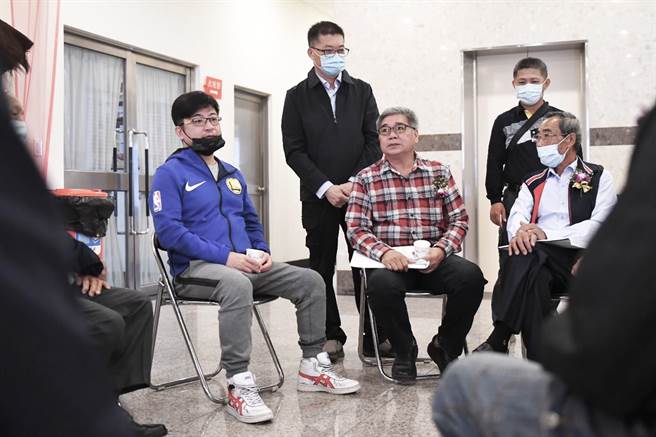 彰化县议会议长谢典霖（左）一早至多个农会与会员们交流，关心农务与农业政策对农友们的影响。（摘自脸书／谢琼云彰化传真）