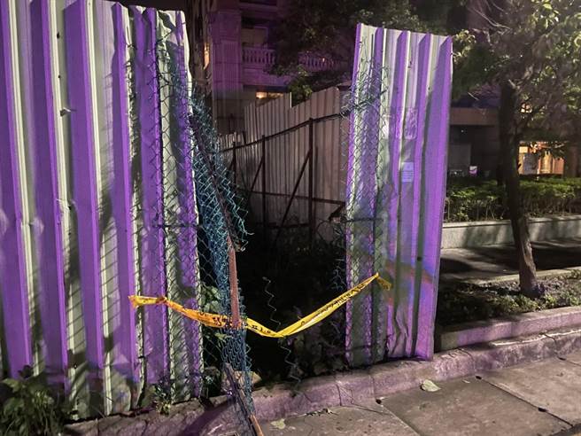 男子不明原因坠落五股一处社区大楼草丛内，送医抢救后仍是不治，警方在现场拉起封锁线。（翻摄画面／李俊淇新北传真）