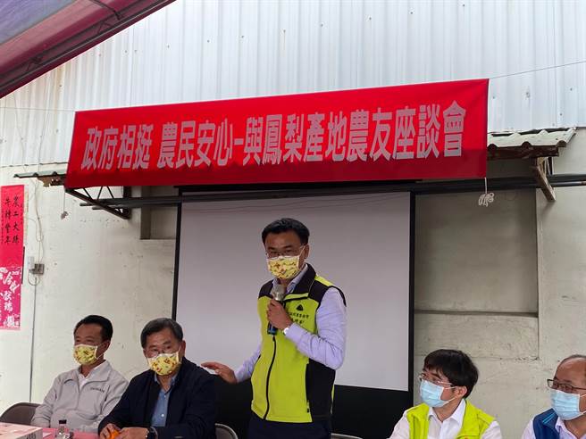 农委会主委陈吉仲（左三）4日下午南下嘉义县梅山乡嘉祥合作社视察外销装柜情形，并与合作社场业者进行行销座谈。（张亦惠摄）