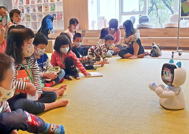 屏東縣立圖書館總館為了推廣兒童閱讀，3月至7月每周六下午3時在一樓兒童閱覽區，由機器人「凱比」說故事，帶小朋友閱讀。（潘建志攝）