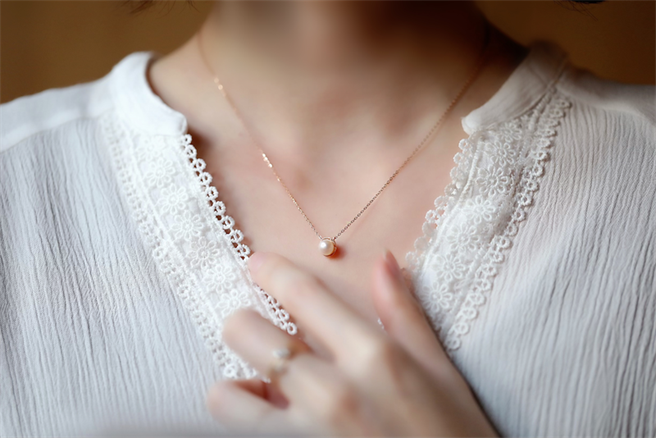 白露星辰7mm珍珠项炼玫瑰金，57折后6200元。（OK提供）