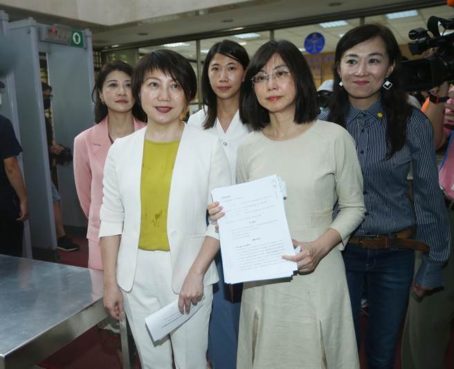 陳雪生肚子頂范雲性騷成立恐遭北市社會局處1萬至10萬元罰鍰。（本報資料照）