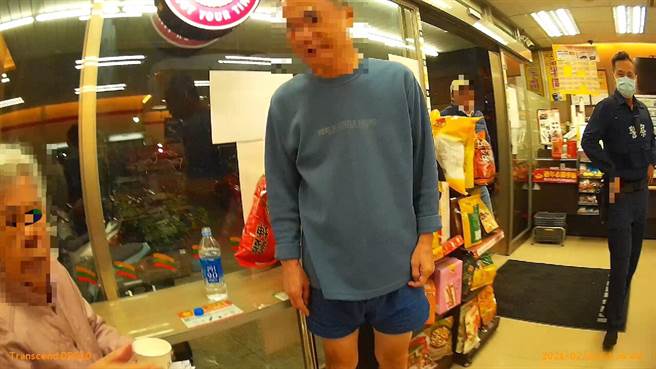 台中大里一位90岁的老妇人迷路，年过半百的儿子在超商找到她，但妇人坚持儿子还在念书，一直不肯跟「陌生人」回家。（雾峰分局提供／黄国峰台中传真）