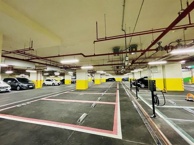 驾驶注意！北市停车场「这时段」暂停悠游卡感应出入 若卡在门口千万别慌。（吴康玮摄）