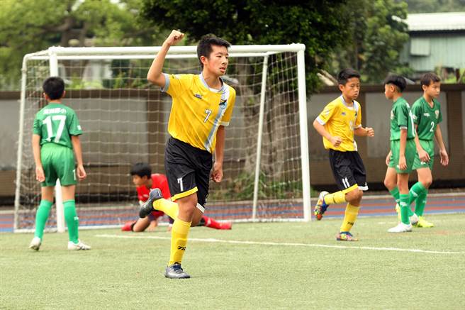 新市国小黄伟仑踢进致胜球后振臂欢呼。（迷你足球协会提供）