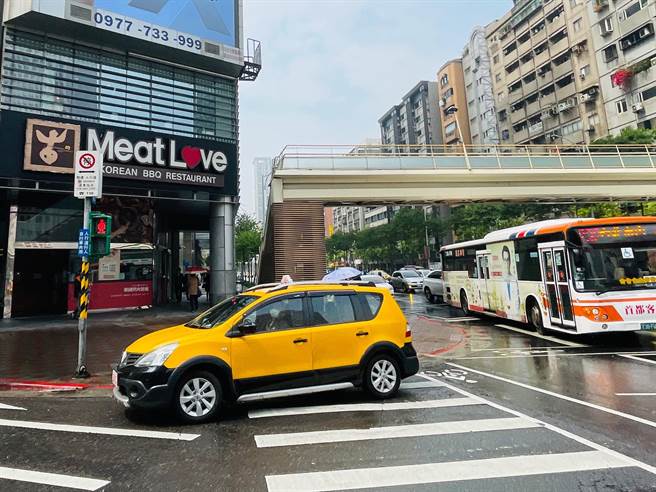 小黄运将免费健检即日起报名 北市交通局：健检医院提供家属优惠  又抢要快！（吴康玮摄）