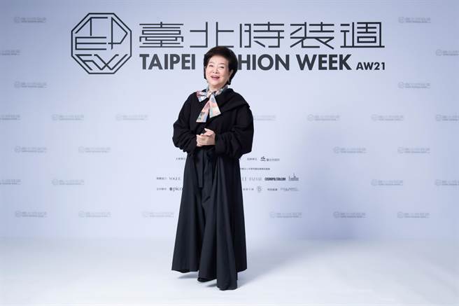 圖一：金馬影后出席臺北時裝週展前記者會，身穿INF的黑色修身套裝登場。（臺北時裝週提供）
