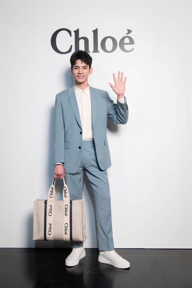 图二：林柏宏首次受邀看秀，手拿Chloe大包笑说适合拍戏。（Chloe提供）