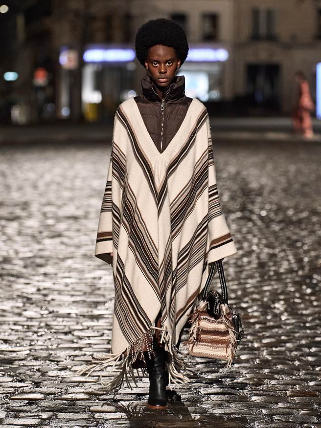 图三：Chloe2021秋冬系列中，异材质搭配的斗篷与品牌新任创意总监家乡南美洲元素结合。（Chloe提供）
