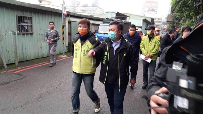 新北市议员张志豪今（4日）邀集环保局、交通局等单位就重启前置工作进行会勘。（张志豪服务处提供）