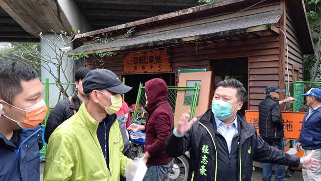 新北市议员张志豪今（4日）邀集环保局、交通局等单位就重启前置工作进行会勘。（张志豪服务处提供）