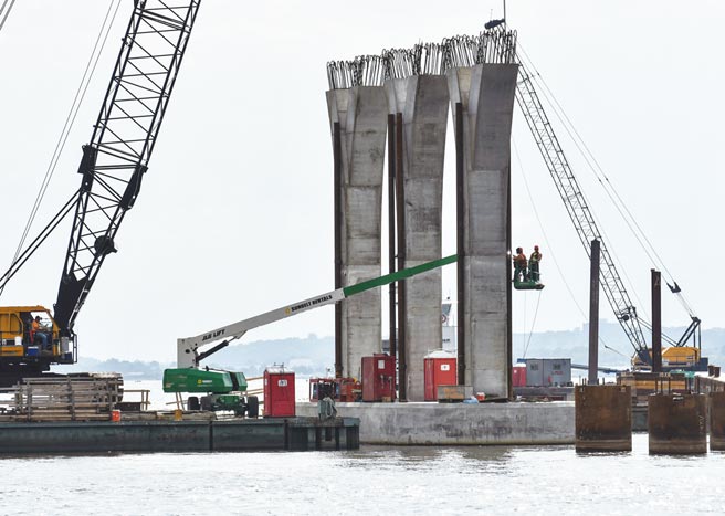 美国基建设施整体状况平庸，四个类别落在C级评等，包括桥梁、能源、饮用水与废弃物处理。图／美联社