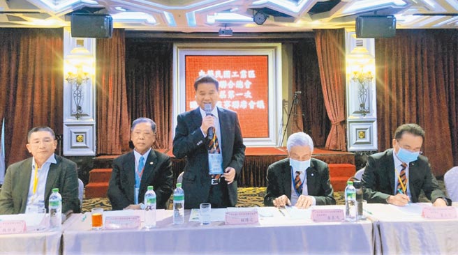 賴博司理事長（右三）主持臨時理監事會議；榮譽理事長秦嘉鴻（右二）出席。圖／工業區廠商聯合總會提供