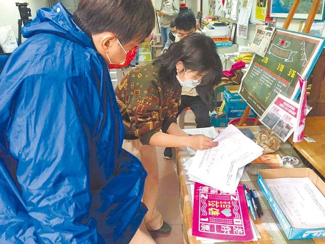 「珍爱藻礁公投连署」衝破连署门槛，据悉，民进党中常会有中常委建议，应提公投对案做为因应。图为许多民眾亲送连署书到藻礁公投总部让志工备感开心。（吕筱蝉摄）