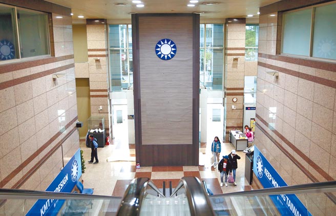 国民党智库副董事长连胜文昨首度表态，开始认真评估参选党主席。图为国民党中央党部一楼大厅以风水考量设置大型屏风，「挡住」入口电扶梯，不过似乎挡不住近日因竞选党主席掀起的茶壶内风波。（范扬光摄）