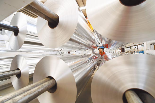 美国商务部日前发布对18个国家和地区普通铝合金板产品制造商，祭出反倾销税的最终判决。（美联社）