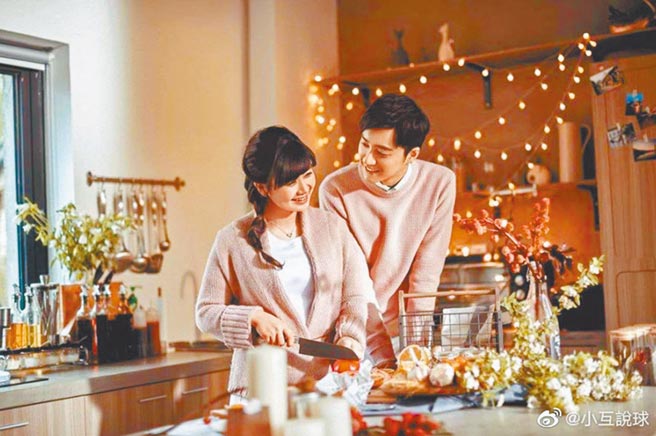 福原爱（左）与江宏杰2018年参与网路恋爱实境节目《幸福三重奏》，展现甜蜜。（取自新浪微博＠小互说球）