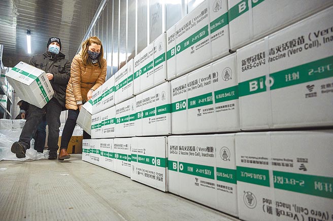 工作人员于3月3日在匈牙利布达佩斯后勤基地，卸下新送达的中国制药公司冠状病毒疫苗。（美联社）