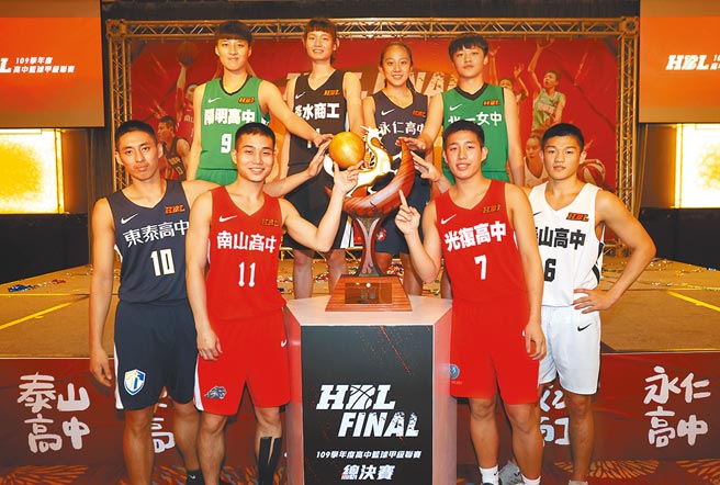 HBL男、女四强队伍代表与手工木雕冠军奖杯合影。（高中体总提供）