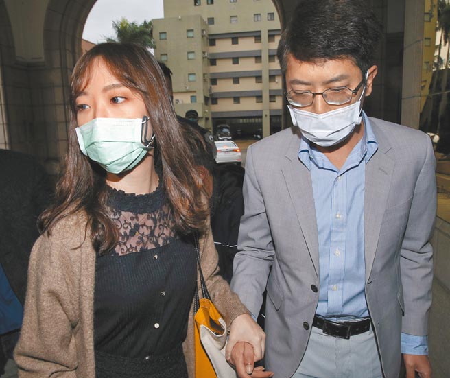 丁允恭桃色纠纷遭监察院弹劾后，妻子蒋婕妤陪同出庭，护夫心切的她公开怒呛Y女勒索，质疑「难道男性一定就是加害人？」。（陈君玮摄）