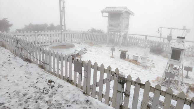 玉山群峰降下3月雪，图为玉山气象站积雪3公分。（玉山气象站提供／廖志晃南投传真）