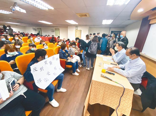 台观代理校长王燕军（右二）与教育部专门委员柯今尉（右一）昨针对学校目前状况及停办程序召开师生说明会。（罗亦晽摄）