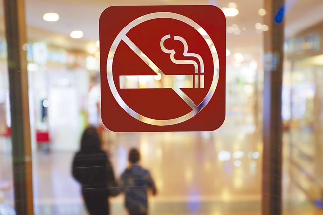 图为上海某商场的醒目位置张贴了禁烟标识。（中新社）吸菸有害健康