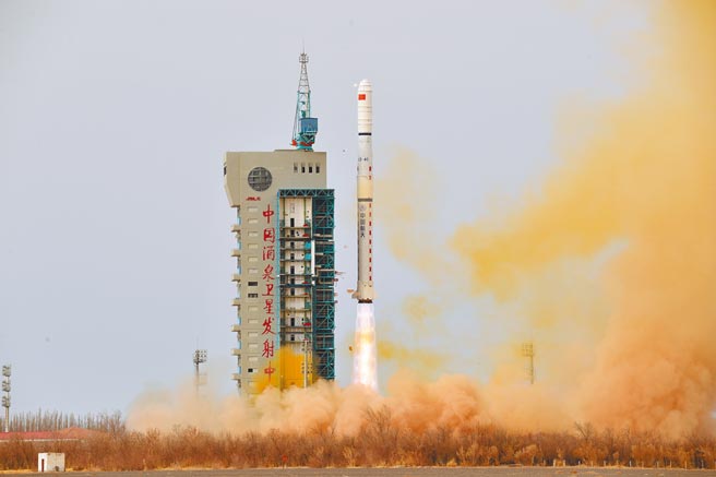 全球首颗搭载主动雷射雷达二氧化碳探测的大气环境监测卫星，将于2021年7月出厂待发射。图为大陆2月24日在酒泉卫星发射中心，将遥感31号03组卫星发射升空。（新华社）