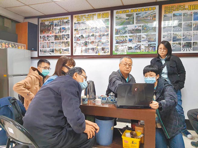 新北市新工处会同双北交通局，2度拜会北投多位里长，说明淡北道路行车动线和配套方案。（新北市新工处提供／许哲瑗新北传真）