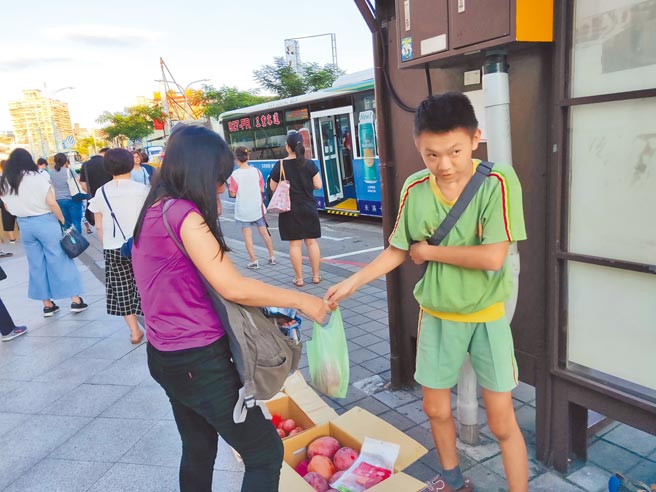 視障生柯權祐心疼母親罹患糖尿病與腎疾，利用課餘時間協助母親賣地瓜、水果。（新北市教育局提供／許哲瑗新北傳真）