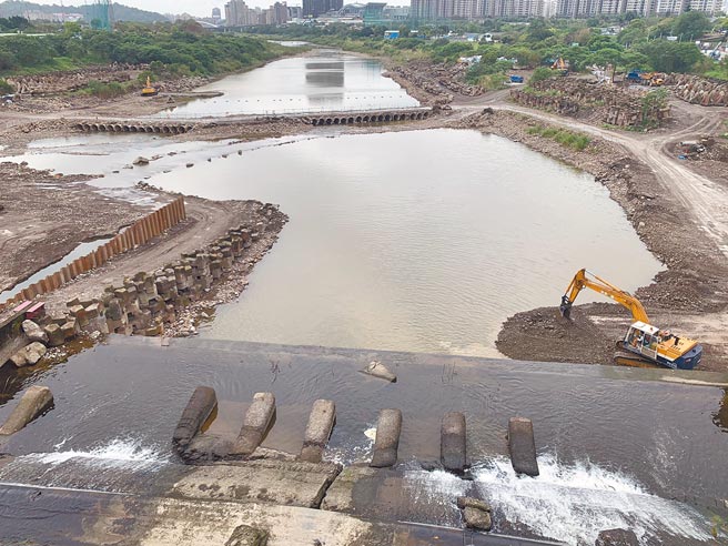 碧潭桥下正进行碧潭堰工程，民眾质疑阻断水流导致碧潭活水变死水。（王扬杰摄）