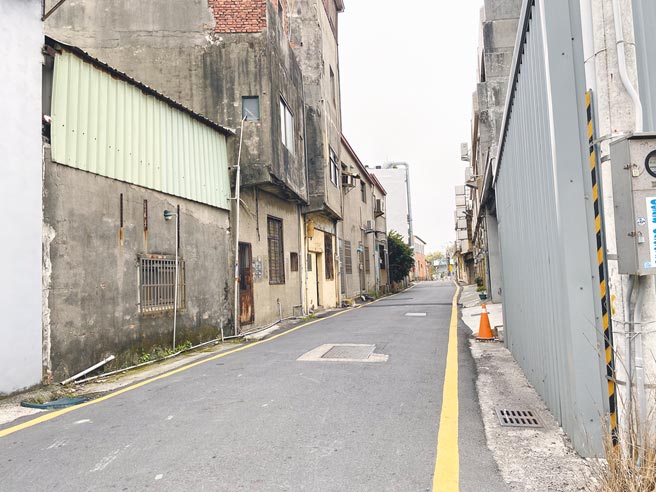 苗栗县苑里镇房北平交道联外道路狭窄，车辆通行不便且有安全疑虑。（巫静婷摄）