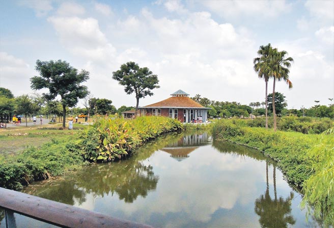 虎尾农博园区将于5月大整修，其中牛轭湖将有水上游憩设施，提供亲子戏水空间。（周丽兰摄）