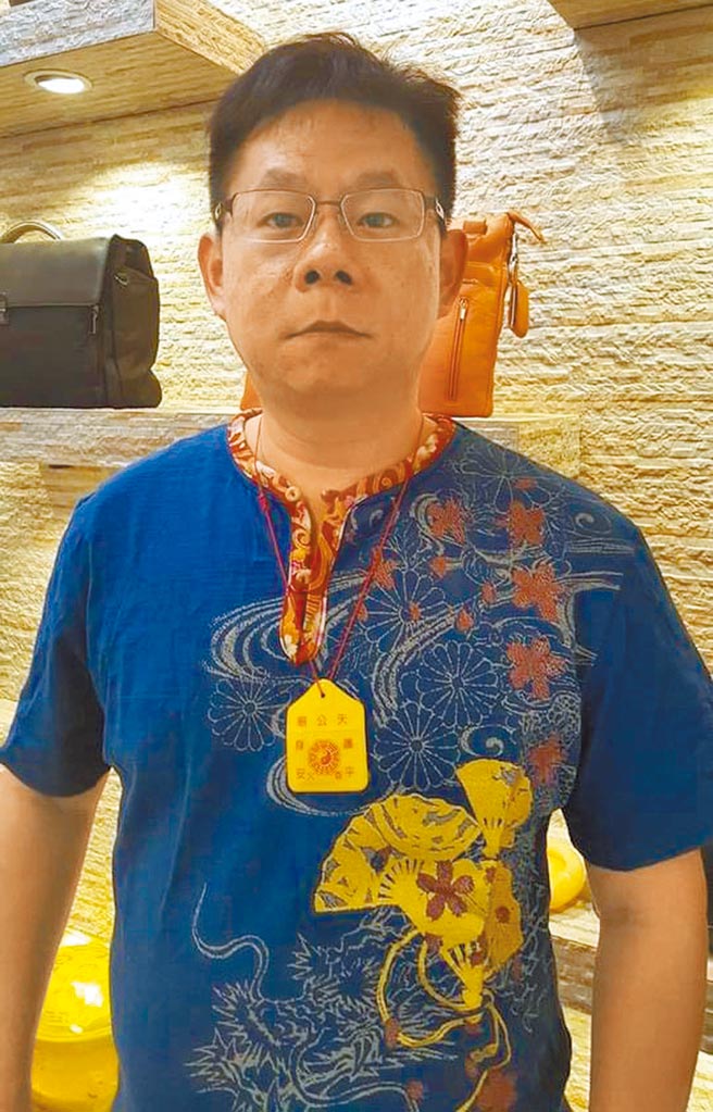 黄男将名字改成25字，他认为即使不能掌握人生，起码可以掌握名字长短。（程炳璋摄）