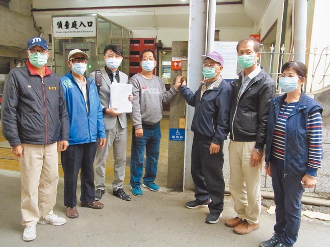 云林县虎尾镇农会6名理事候选人，提告理事长丁荣义背信、违反农业法。（张朝欣摄）