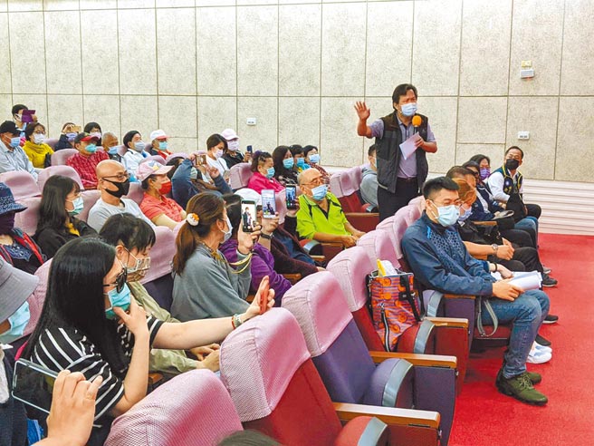 高巿府卫生局针对「居家式照顾暨喘息服务」实施遴选，207家有43家未过，3日在巿议会开协调会，与会者质疑遴选过程有问题。（曹明正摄）