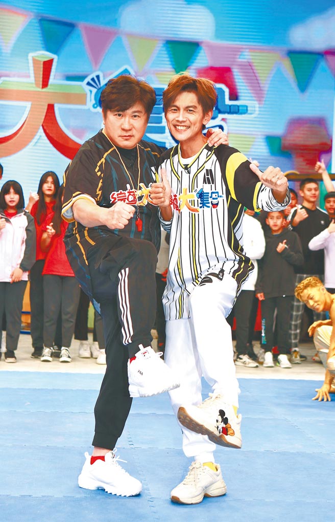 胡瓜（左）、阿翔昨主持《综艺大集合》。（民视提供）