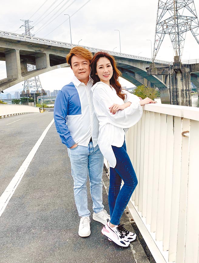 翁立友（左）与师妹向蕙玲对唱，日前推出新歌MV。（豪记唱片提供）