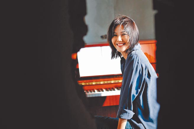 孫燕姿閱讀網上留言後，決定再拍一支〈餘額〉MV。（MAKE / MUSIC提供）