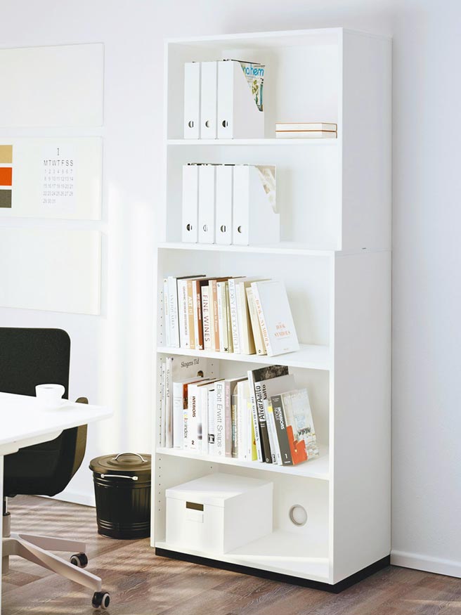 IKEA FLUNS杂志匣让书架空间井然有序，圆孔设计方便拉出移动，原价39元、特价19元。（IKEA提供）