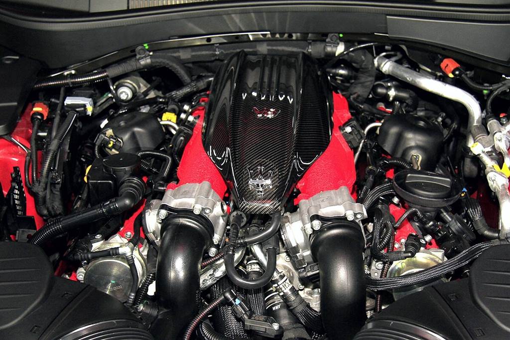 Maserati TROFEO系列所配置的V8引擎，為修改來自Ferrari Portofino的同一具引擎，雖然衝程略縮1.2mm讓排氣量略減了56 c.c.。雖然這具引擎並未像Ferrari Portofino配置乾式油底殼，但CORSA賽道模式的底盤調校得宜，即使是高種新的Levante TROFEO同樣具有幾乎無側傾、重心偏低的駕馭感受。此外，在這模式之下特別大幅調低低速時循跡系統的介入，即使是Levante TROFEO，也可以輕易做出非常受控的甩尾動作。