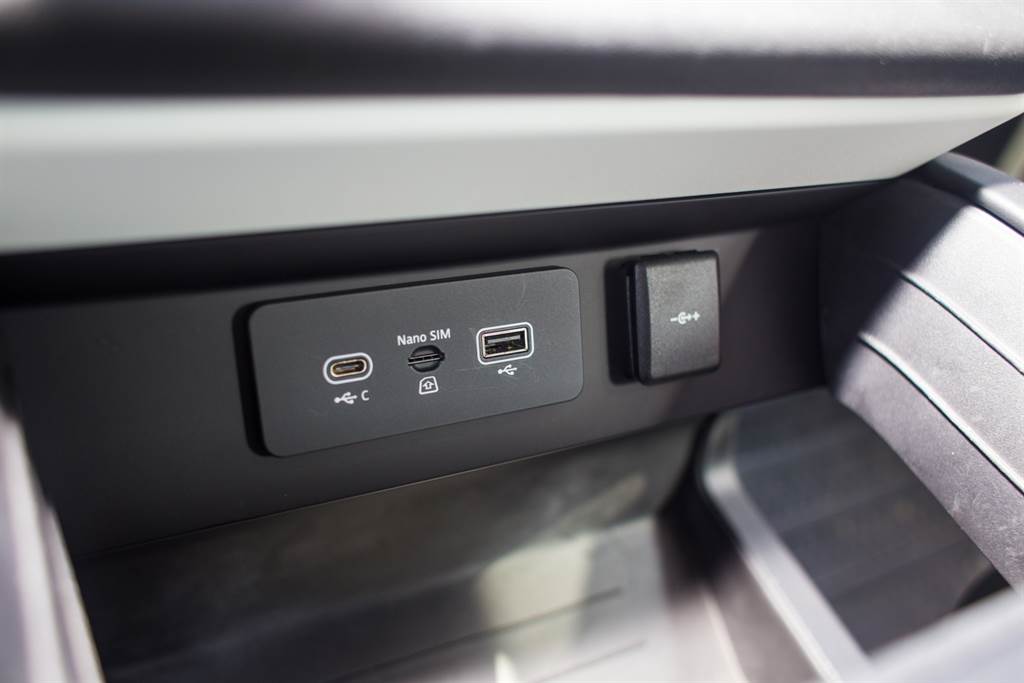 雖然Defender是新世代車款，但貼心考量到目前USB-A仍是許多人主要的使用介面，在手機連接口提供1C1A配置。（陳彥文攝）