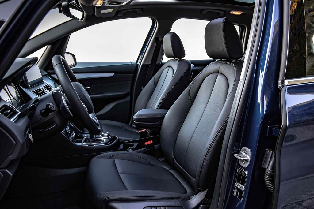 全新BMW 2系列Gran Tourer Deluxe Edition豪華版升級Dakota真皮內裝與雙前座電動腰靠，提供全家人加倍豪華的乘坐體驗。