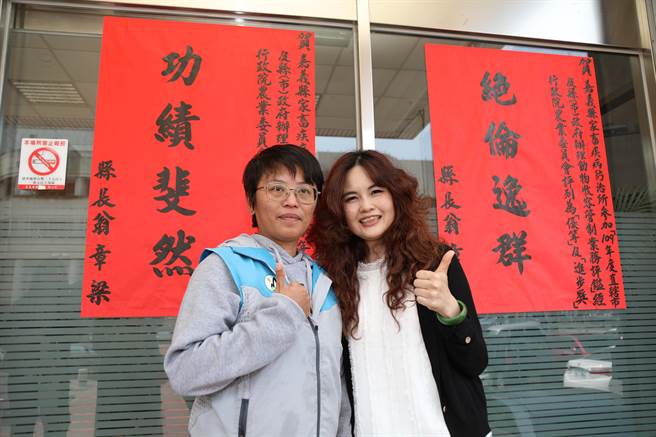 嘉义县家畜疾病防治所动保管制业务繁重，队长黄翌諠（左）还因此住院，右为家畜所长林佩如。（张亦惠摄）