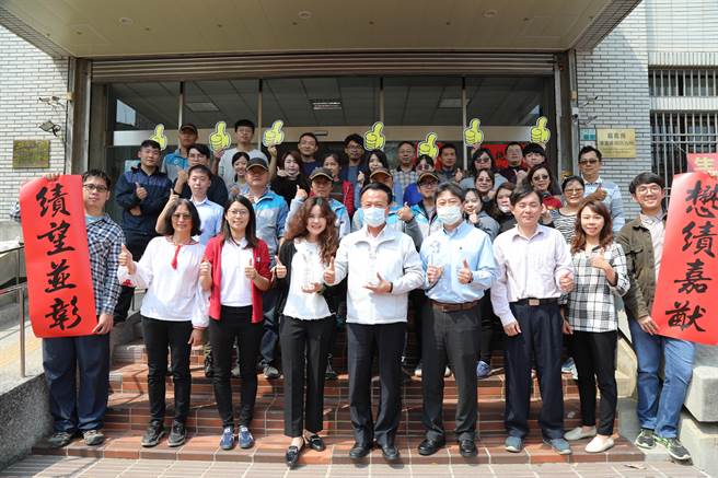 嘉义县动物保护绩效今年荣获歷年来最佳成绩，嘉义县长翁章梁（前排中）4日到家畜疾病防治所感谢同仁执勤辛劳。（张亦惠摄）