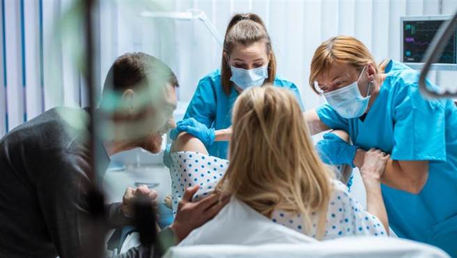 大陆一名女子和闺密同天产子，却在护理师不经意一句话，得知隔壁房闺密的孩子竟是自己丈夫的。(示意图／shutterstock)