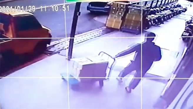 警方调阅监视器画面，发现王男以推车载走书店3000本新书。（翻摄照片／林郁平台北传真）